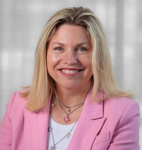 Smiling picture of Deborah Evans